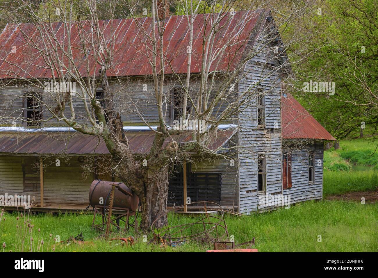 Verlassene Häuser von einer Landstraße im ländlichen Tennessee gesehen. Stockfoto