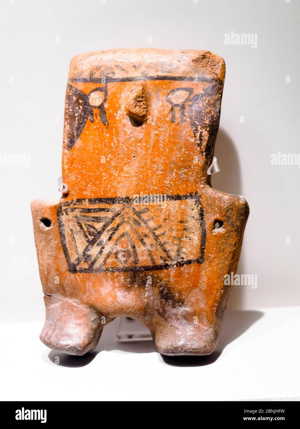 Geformten Gefäß Huari Übergangszeit 800 n. Chr. - 1300 n. Chr. Museo de Arte Precolombino, Cusco - Peru In der präkolumbianischen Zeiten war die Darstellung der weiblichen Figur grundlegend assoziiert mit Fruchtbarkeit und in diese Figur ein Gefühl von verspielten sogar scheint anwesend zu sein. Obwohl es offensichtlich ist, dass die ästhetische Muster geändert wurden, ist die primitive Schönheit, die jedes Stück enthält nicht zu leugnen. Verwendung vor allem Huari Elemente wie lineare Design, Farbpalette und den Wunsch ikonographischen Details, in denen die geformte Arbeit scheinen haben würde diese Figur betonen Stockfoto
