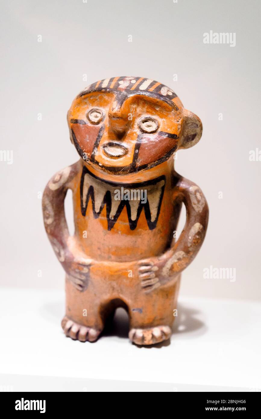 Geformten Gefäß Huari Übergangszeit 800 n. Chr. - 1300 n. Chr. Museo de Arte Precolombino, Cusco - Peru In der präkolumbianischen Zeiten war die Darstellung der weiblichen Figur grundlegend assoziiert mit Fruchtbarkeit und in diese Figur ein Gefühl von verspielten sogar scheint anwesend zu sein. Obwohl es offensichtlich ist, dass die ästhetische Muster geändert wurden, ist die primitive Schönheit, die jedes Stück enthält nicht zu leugnen. Verwendung vor allem Huari Elemente wie lineare Design, Farbpalette und den Wunsch ikonographischen Details, in denen die geformte Arbeit scheinen haben würde diese Figur betonen Stockfoto