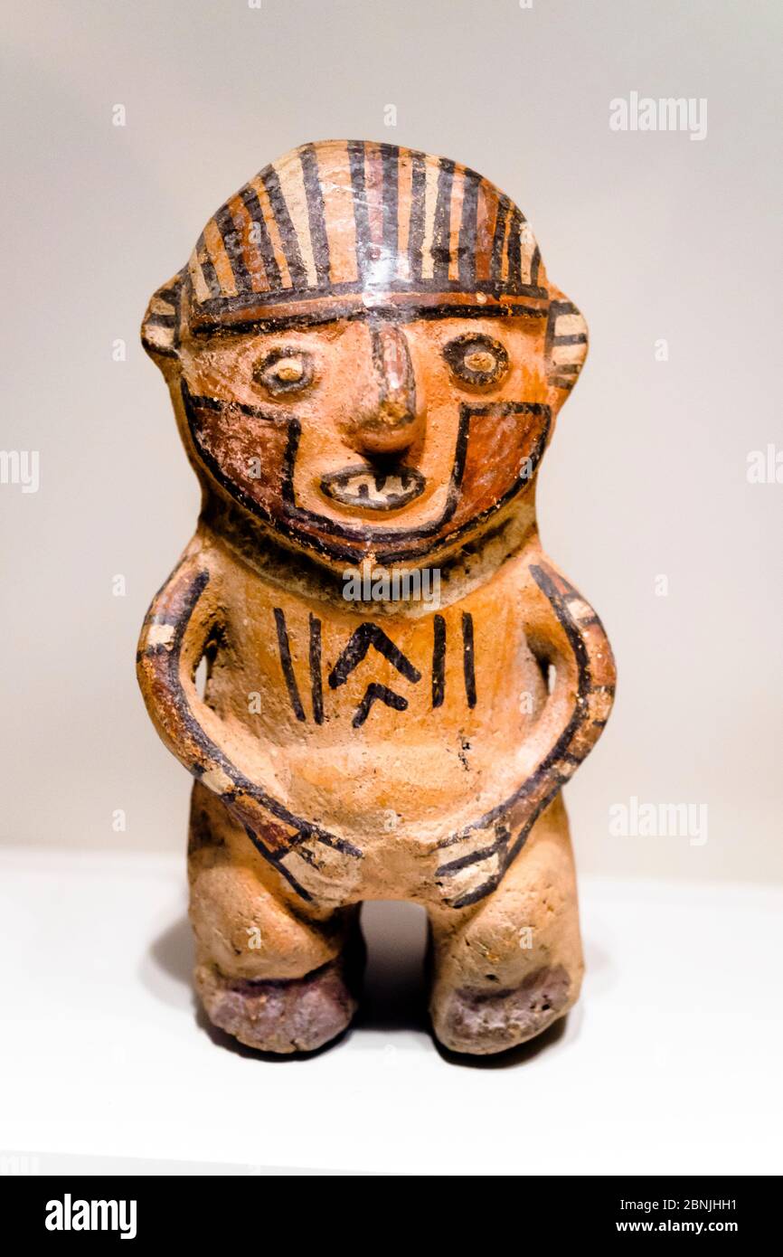 Geformten Gefäß Huari Übergangszeit 800 n. Chr. - 1300 n. Chr. Museo de Arte Precolombino, Cusco - Peru In der präkolumbianischen Zeiten war die Darstellung der weiblichen Figur grundlegend assoziiert mit Fruchtbarkeit und in diese Figur ein Gefühl von verspielten sogar scheint anwesend zu sein. Obwohl es offensichtlich ist, dass die ästhetische Muster geändert wurden, ist die primitive Schönheit, die jedes Stück enthält nicht zu leugnen. Verwendung vor allem Huari Elemente wie lineare Design, Farbpalette und den Wunsch ikonographischen Details, in denen die geformte Arbeit scheinen haben würde diese Figur betonen Stockfoto