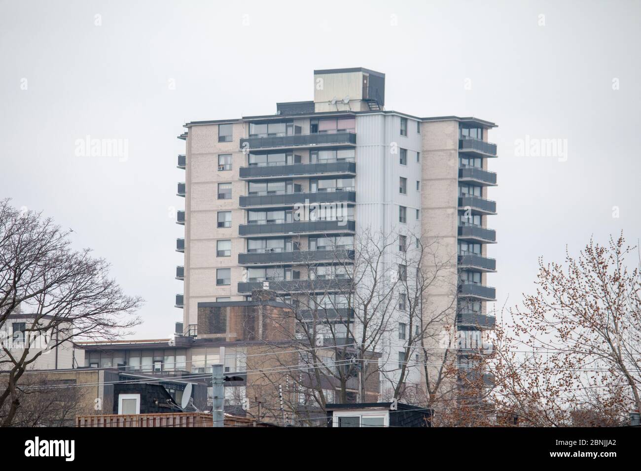 Apartmenthaus in Toronto an einem bewölkten Tag Stockfoto
