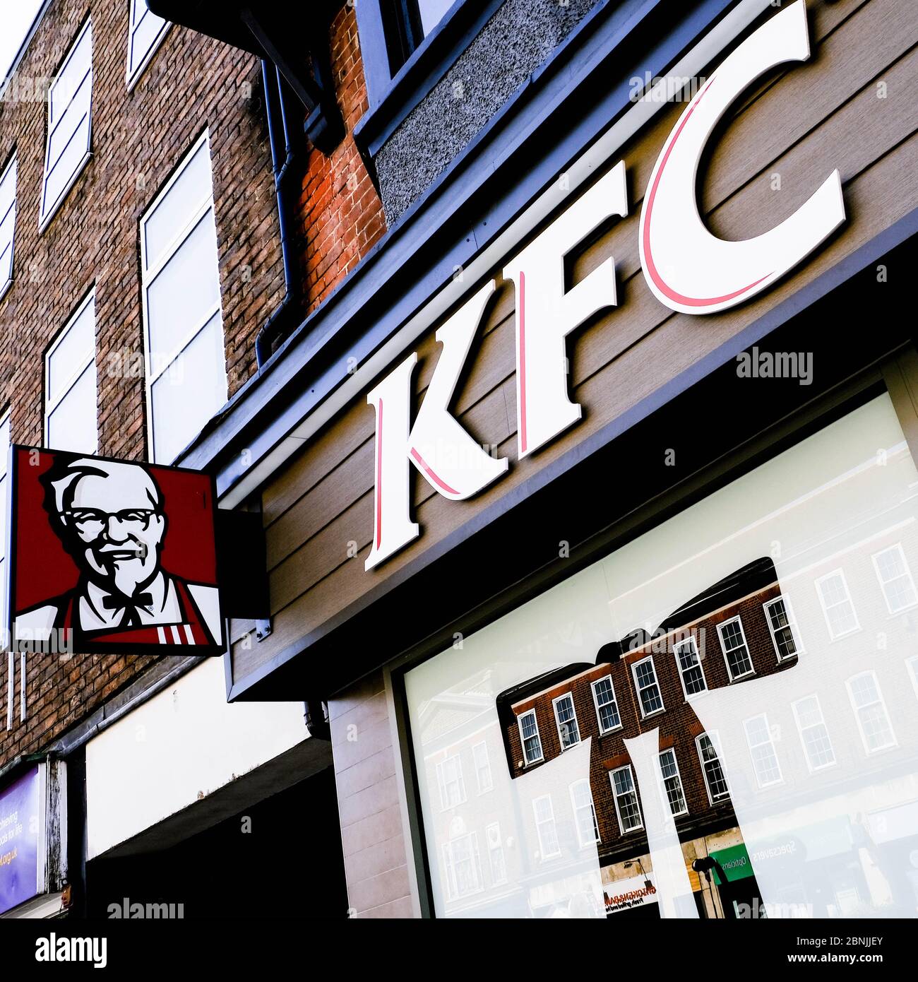 London, Großbritannien, Mai 15 2020, Kentucky Fried Chicken, KFC, sind Eröffnung Fahrt durch Takeaway Shops in ganz Großbritannien Stockfoto