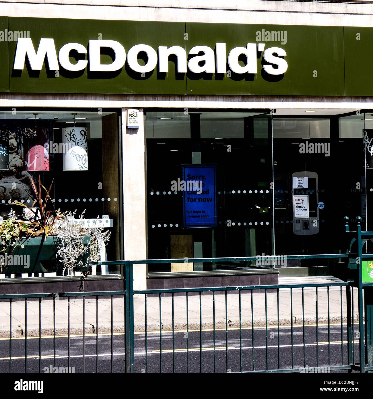 London, Großbritannien, 15. Mai 2020, McDonalds langsam Eröffnung Drive durch Geschäfte und High Street Stores für nach Hause Lieferung Takeaways Stockfoto