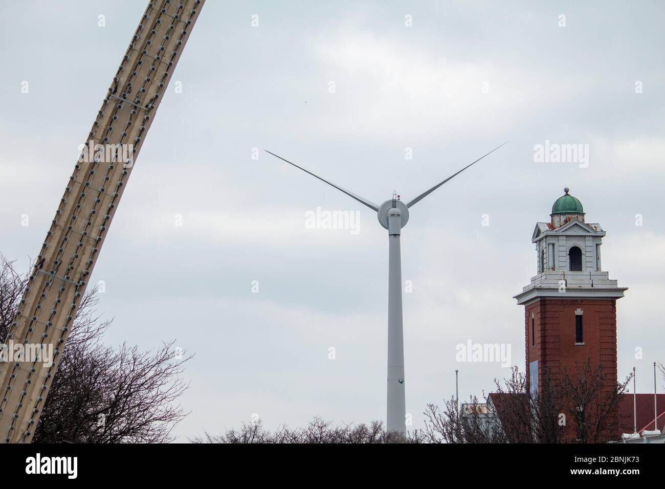 Windmühle in Toronto durch einen Torbogen auf der Dufferin St. Stockfoto