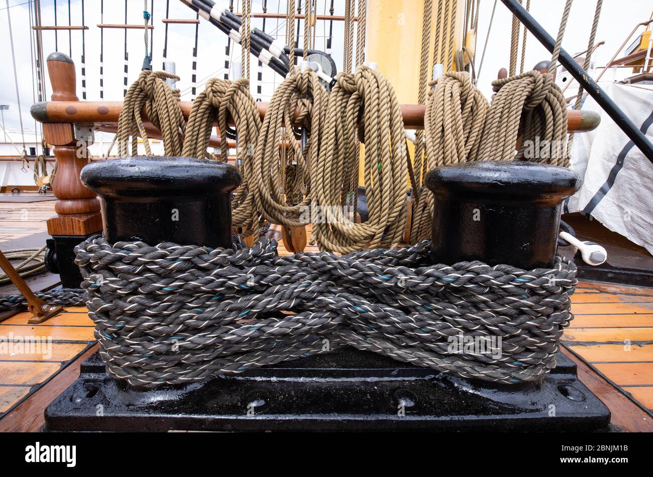 Hamburg, Deutschland. Mai 2020. Seile und Tauwerk sind auf dem Deck der viermastigen Barke 'Peking' auf der Peters Werft zu sehen. Am Freitag wurde der 1911 gebaute Frachter nach umfangreichen Restaurierungsarbeiten an die Stiftung Historische Museen Hamburg (SHMH) übergeben. Im August soll 'De Hamborger Veermaster' von der Peters Werft nach Hamburg verlegt werden. Kredit: Christian Charisius/dpa/Alamy Live News Stockfoto