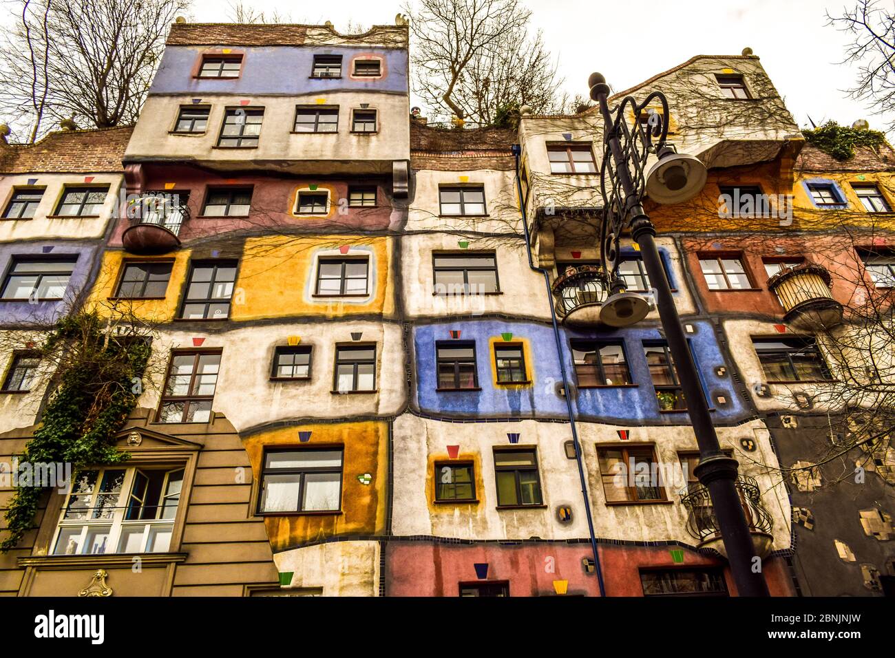 Malerisches Gebäude mit einer wunderschön gestalteten, farbenfrohen Fassade in Wien, Österreich Stockfoto
