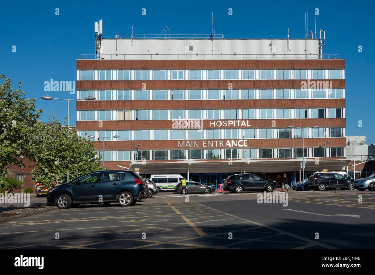 Krankenwagen vor dem Haupteingang Parkplatz NHS York Teaching Hospital Health Care Building Wigginton Road York North Yorkshire England Großbritannien Stockfoto