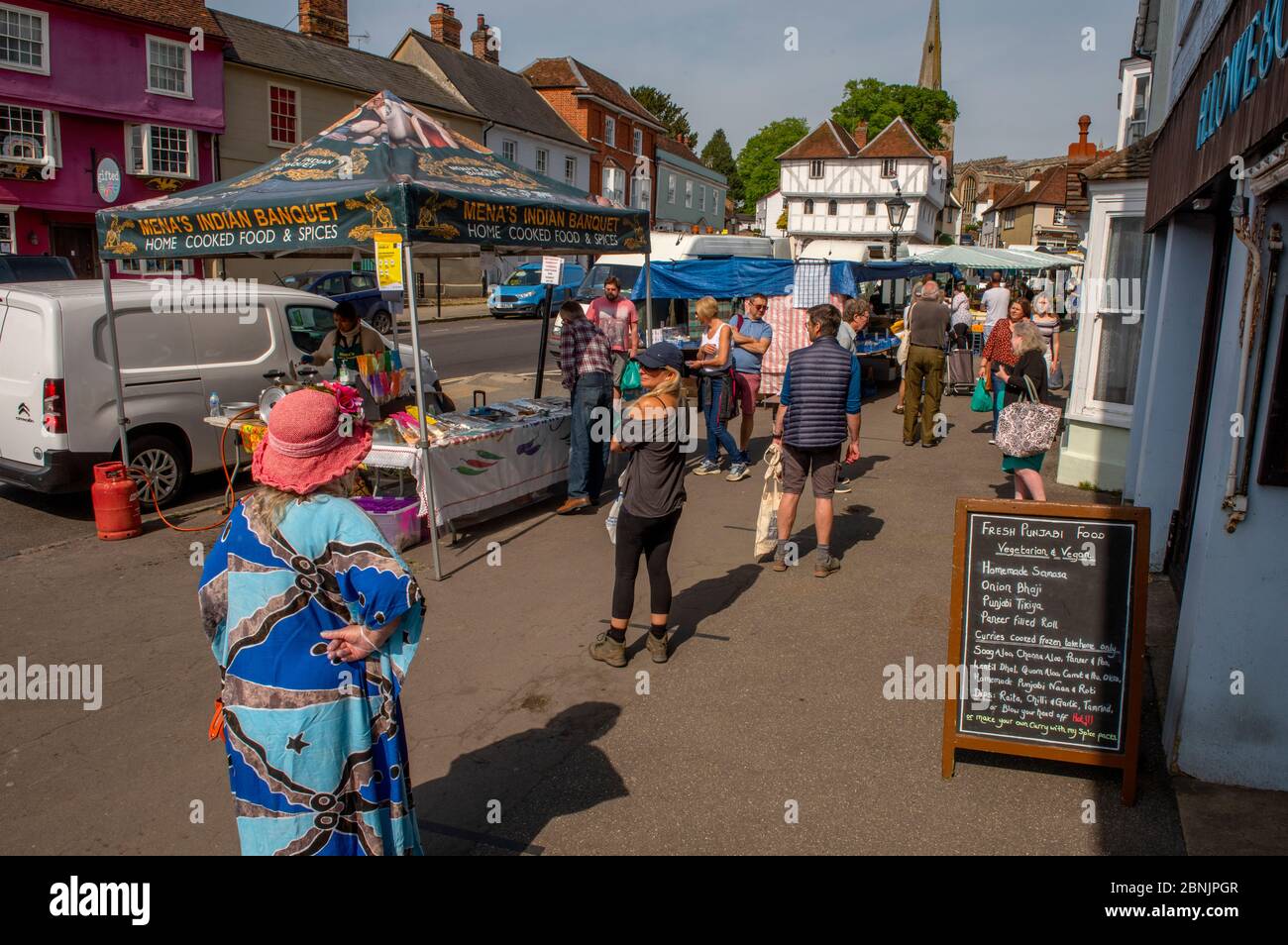 Thaxted Essex England. Markttag zeigt soziale Distanzierung durch Coronavirus. Mai 2020 Stockfoto