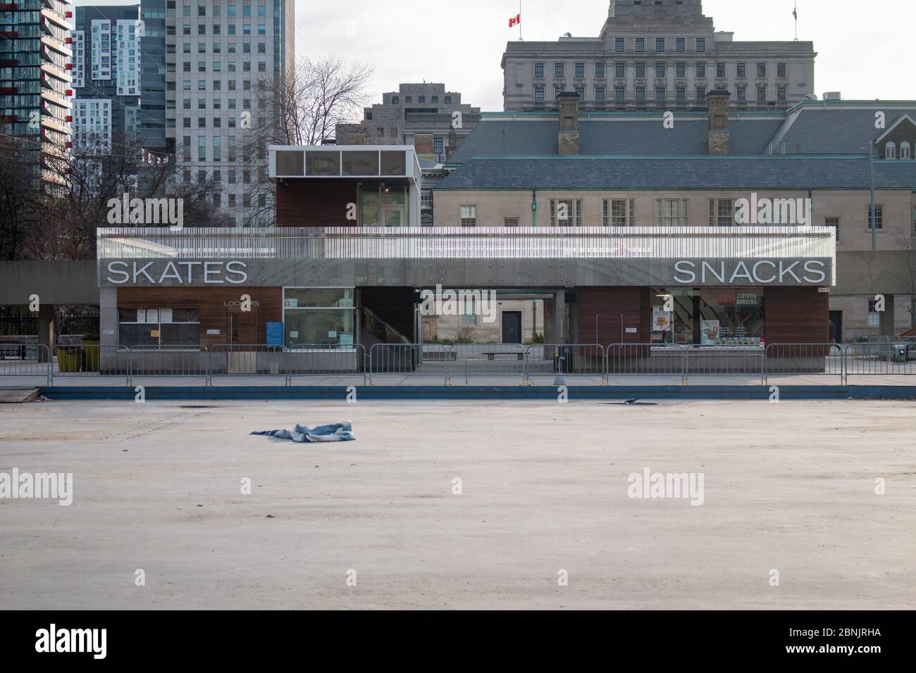 Leeres Skateverleih-Gebäude am Nathan Philips Square in der Innenstadt von Toronto während Covid-19 Stockfoto