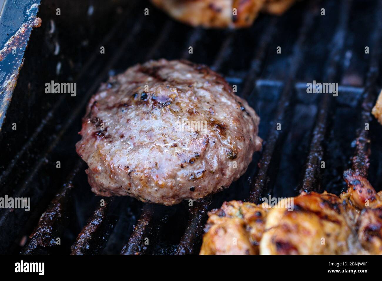 Rindfleisch Burger Kochen auf einem Grill Stockfoto