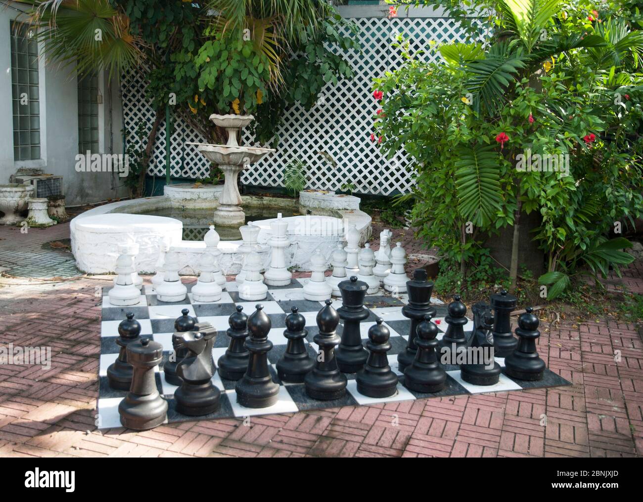 Große weiße und schwarze Figuren eines Schachspiels in Montego Bay Resort Town (Jamaika). Stockfoto