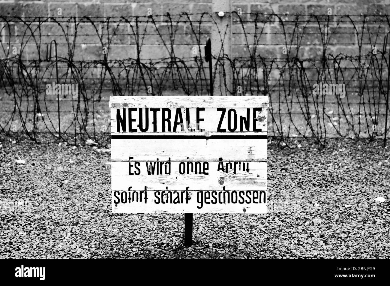 Schild im ns-Konzentrationslager Sachsenhausen. Das Schild sagt "NEUTRALE ZONE", was bedeutet, dass Sie ohne Warnung beim Betreten dieser Zone erschossen werden. Stockfoto