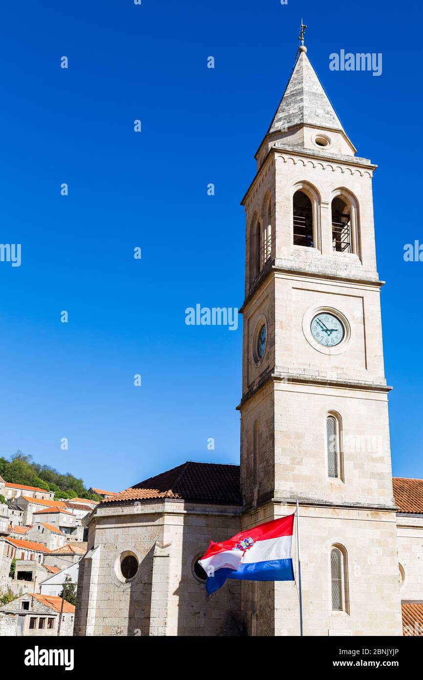 Die kroatische Flagge vor einer Kirche in Smokvica, Kroatien im Oktober 2017. Stockfoto