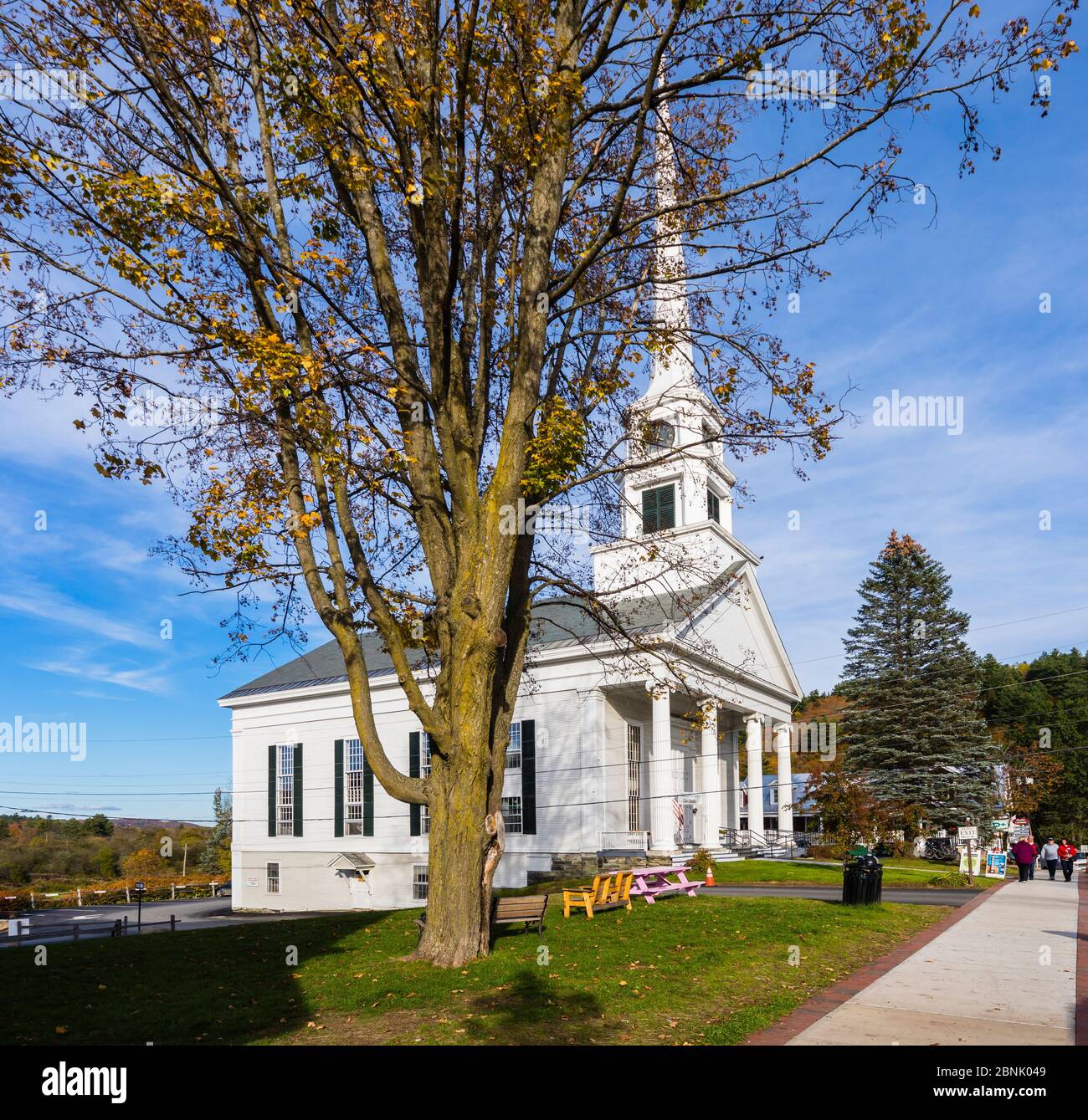 Blick auf die berühmte nicht konfessionelle Stowe Community Church in Main Street, Stowe, Vermont, New England, USA Stockfoto