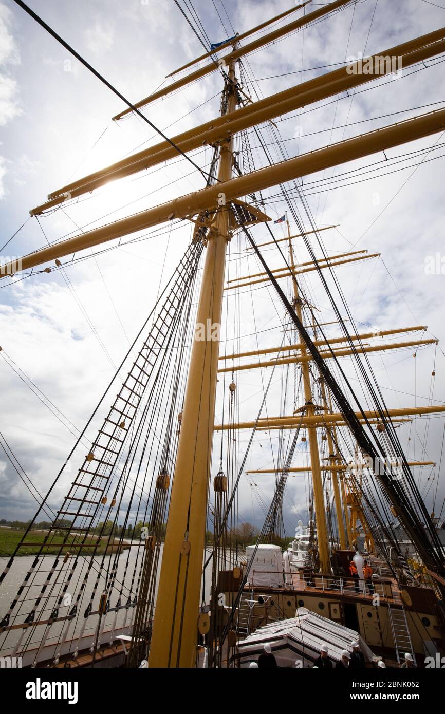 Wewelsfleth, Deutschland. Mai 2020. Blick in die Takelage der viermastigen Barke 'Peking' auf der Peters Werft. Am Freitag wurde der 1911 gebaute Frachter nach umfangreichen Restaurierungsarbeiten an die Stiftung Historische Museen Hamburg (SHMH) übergeben. Im August soll 'De Hamborger Veermaster' von der Peters Werft nach Hamburg verlegt werden. Kredit: Christian Charisius/dpa/Alamy Live News Stockfoto