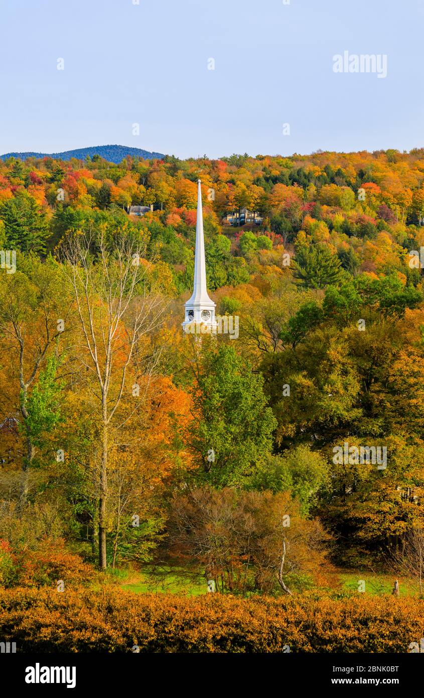 Blick auf die Turmspitze der berühmten nicht konfessionellen Stowe Community Church in Main Street, Stowe, Vermont, New England, USA in Herbstfarben Stockfoto