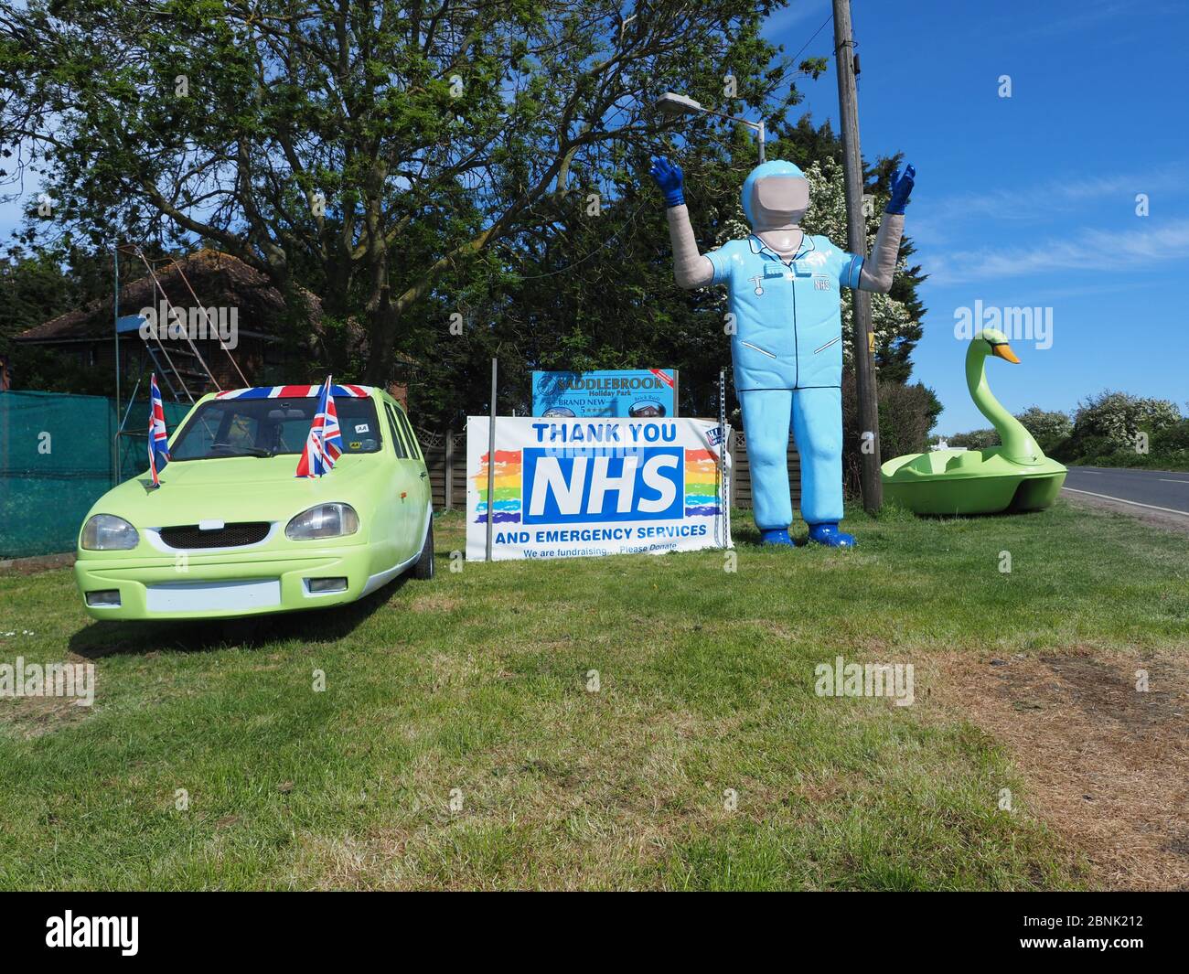 Leysdown, Kent, Großbritannien. Mai 2020. Eine große Figur, die lokal als "Leysdown Spaceman" nahe dem Eingang zu Leysdown in Kent bekannt ist, wurde als Krankenschwester in Tribut an den NHS umgemalt. Die Raummann Figur außerhalb eines Gartencenters wird oft zu verschiedenen Zeiten des Jahres als etwas topisches neu gemalt. Quelle: James Bell/Alamy Live News Stockfoto