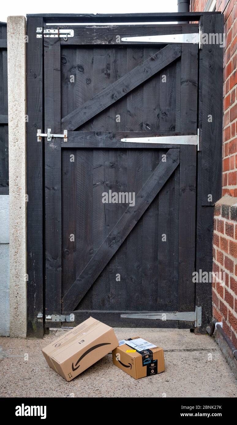 Amazon Pakete über einem Tor in einem sicheren Bereich eines britischen  Hauses fallen gelassen Stockfotografie - Alamy