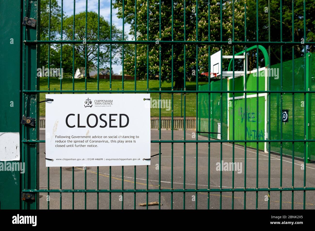 Ein Schild, das besagt, dass ein Kinderspielplatz wegen des Coronavirus Covid 19 Ausbruch geschlossen ist, ist in einem öffentlichen Park in Chippenham, Wiltshire abgebildet Stockfoto