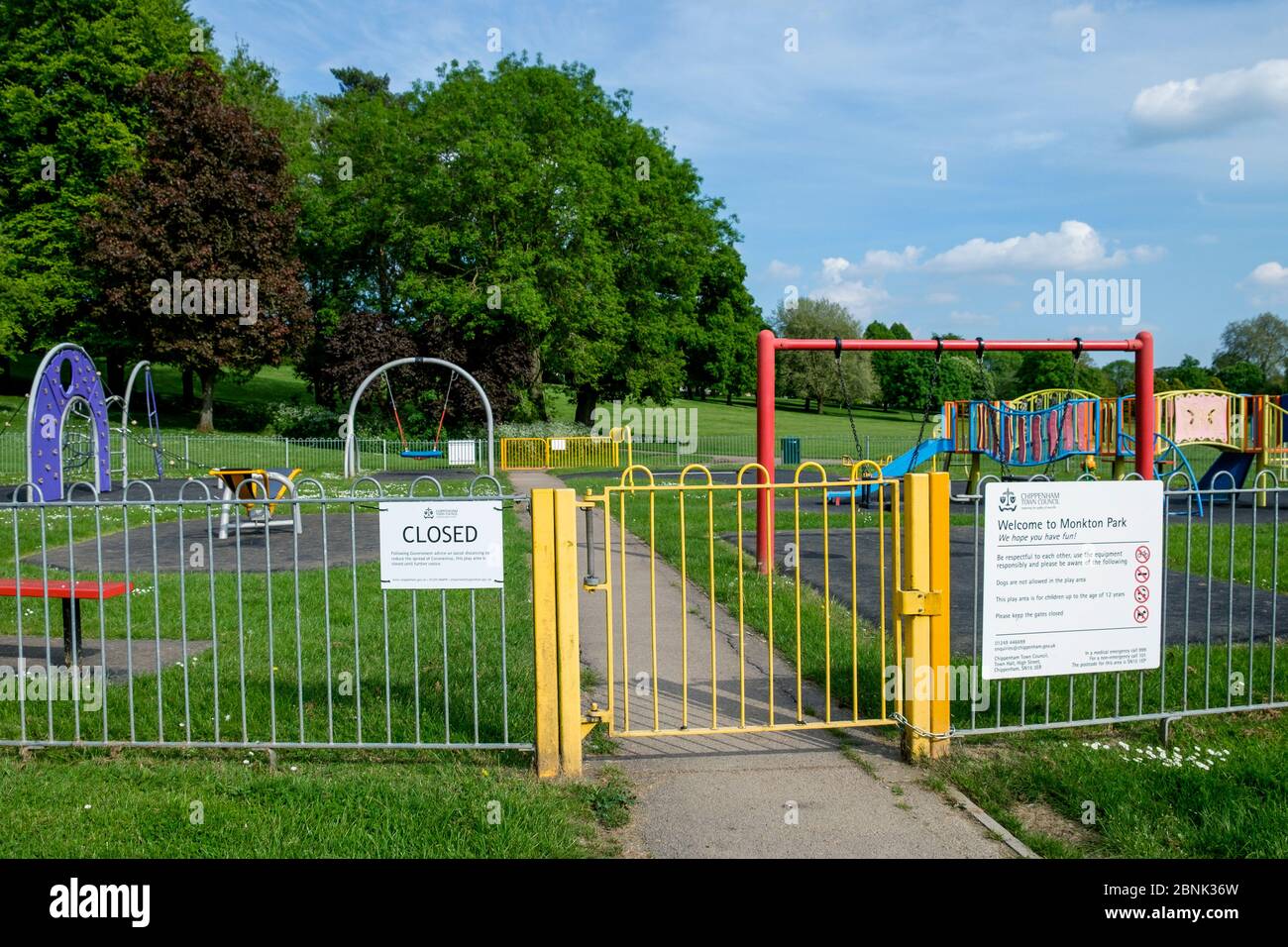 Ein Schild, das besagt, dass ein Kinderspielplatz wegen des Coronavirus Covid 19 Ausbruch geschlossen ist, ist in einem öffentlichen Park in Chippenham, Wiltshire abgebildet Stockfoto