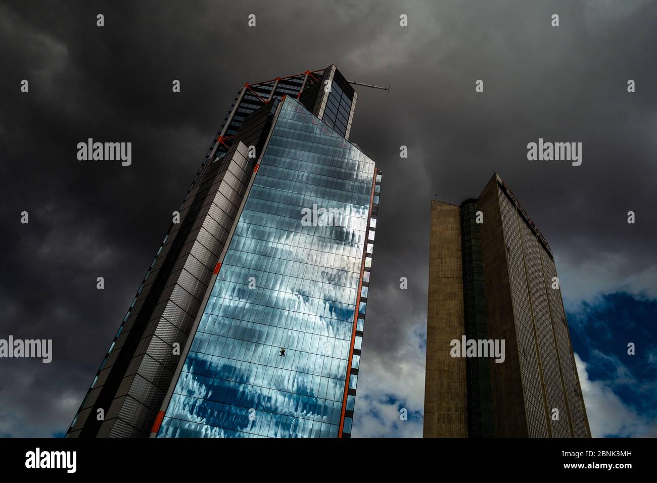 Vor dem Atrio North Tower-Gebäude vor dem Regensturm in Bogotá, Kolumbien, arbeitet ein kolumbianischer Fensterputzer. Stockfoto
