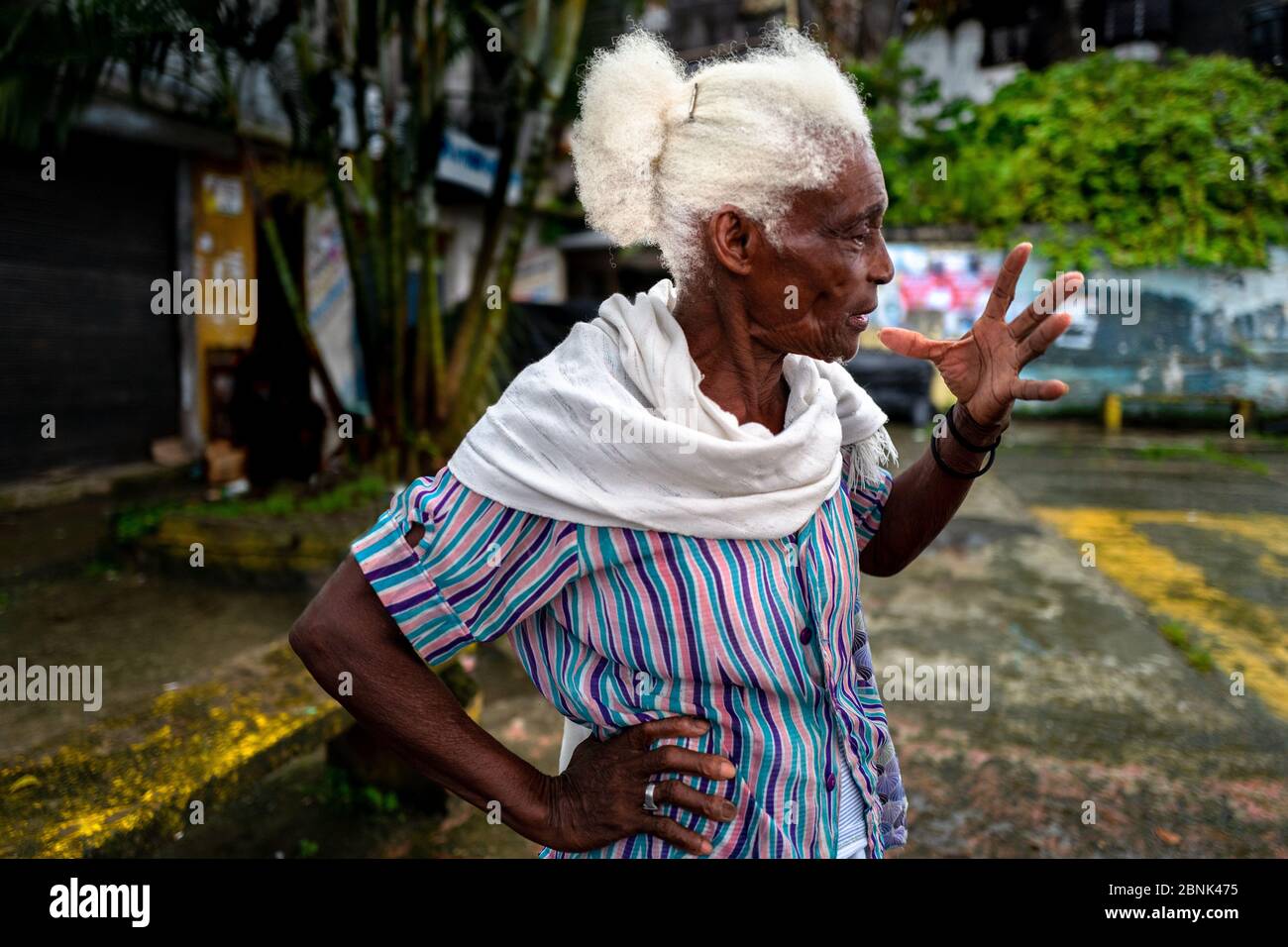 Eine afro-kolumbianische Obstverkäuferin spricht über ihre Arbeit auf dem Flussmarkt in Quibdó, Chocó, dem pazifischen Departement Kolumbiens. Stockfoto