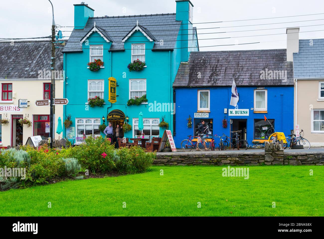 Bunt bemalte Hausfassaden in Sneem Village, Ring of Kerry Trail, Iveragh Peninsula, County Kerry, Irland, Europa. September 2015. Stockfoto