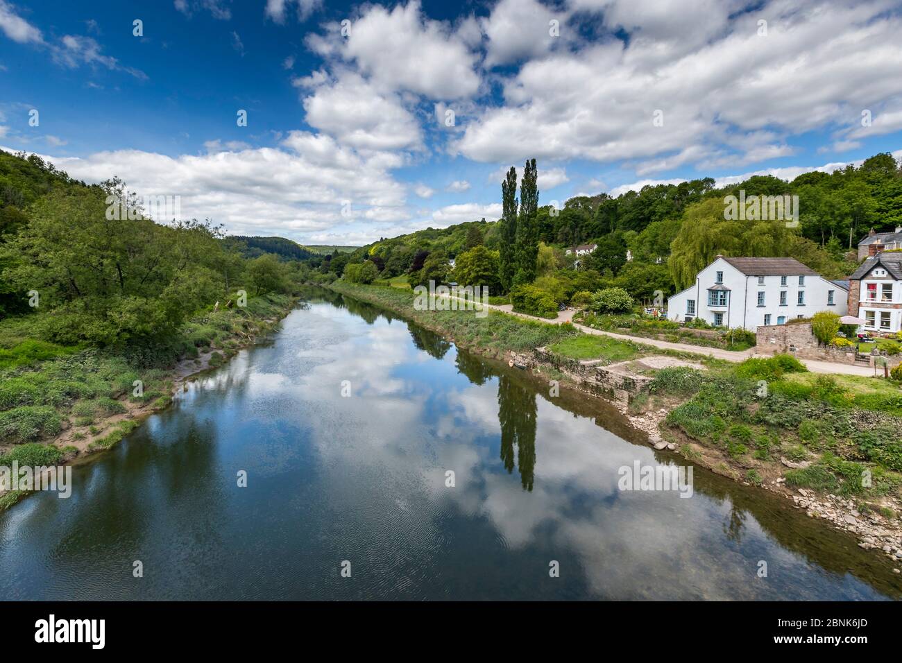 Brockweir, einst ein geschäftiges Flusshafens, liegt auf der englischen Seite des Flusses Wye. Gilpin und die Geburt des Tourismus. Stockfoto