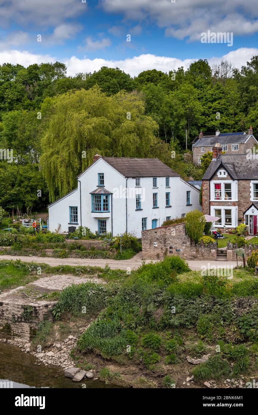 Brockweir, einst ein geschäftiges Flusshafens, liegt auf der englischen Seite des Flusses Wye. Gilpin und die Geburt des Tourismus. Stockfoto