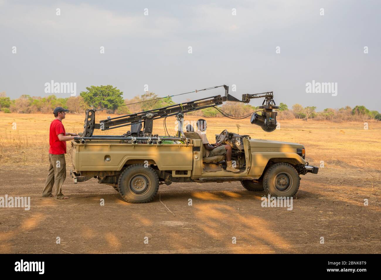 Wildlife Kameramann Jamie McPherson, auf Drehfahrzeug - mit 4K Gyro stabilisierte Cineflex von einem Jib Arm aufgehängt. Vor Ort, um BBC-Serie 'Th Stockfoto