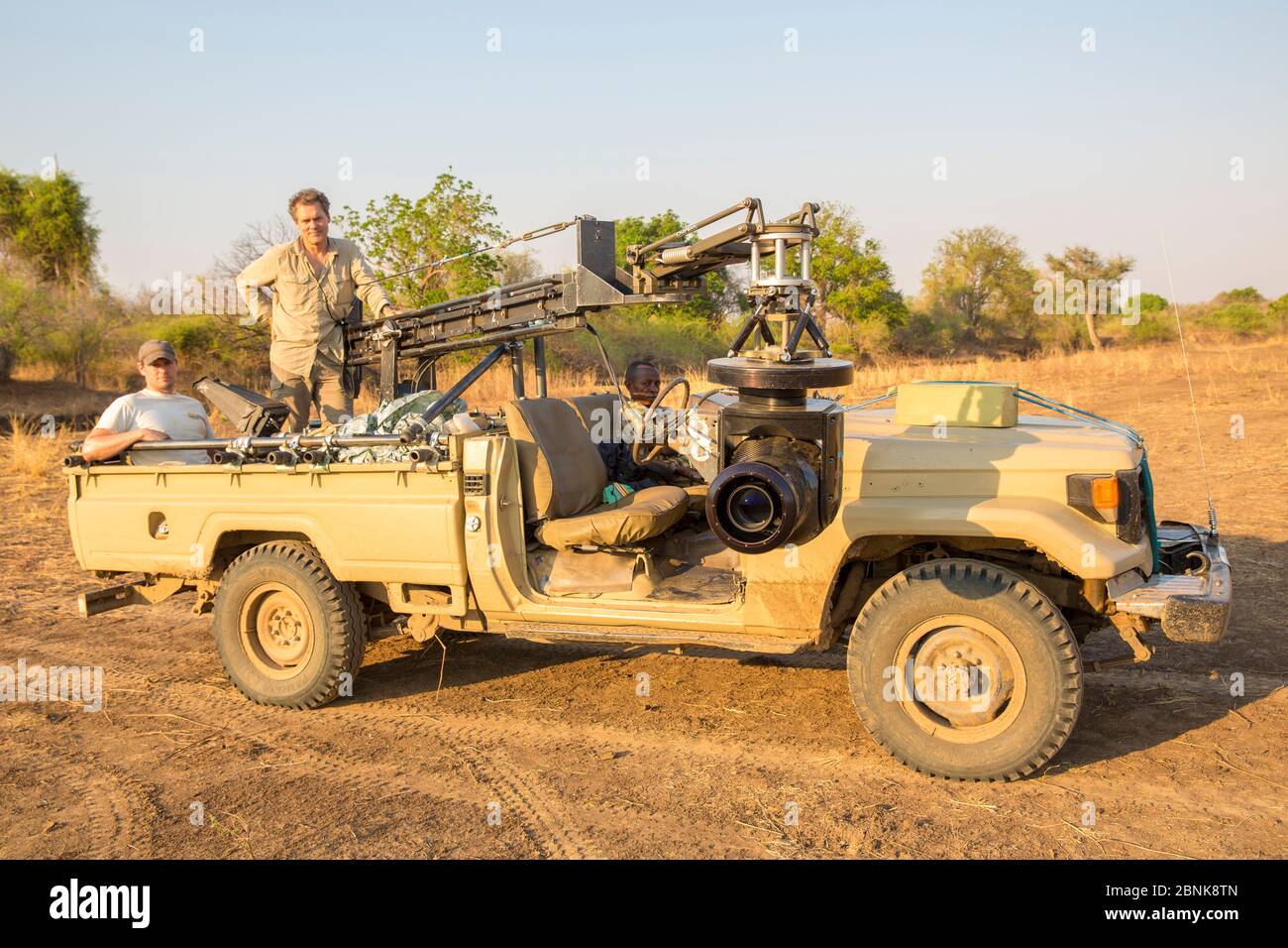 Produzent Huw Cordey und Wildlife Kameramann Jamie McPherson, auf Drehwagen - mit 4K Gyro stabilisierten Cineflex an einem Jib Arm aufgehängt. Auf Locati Stockfoto