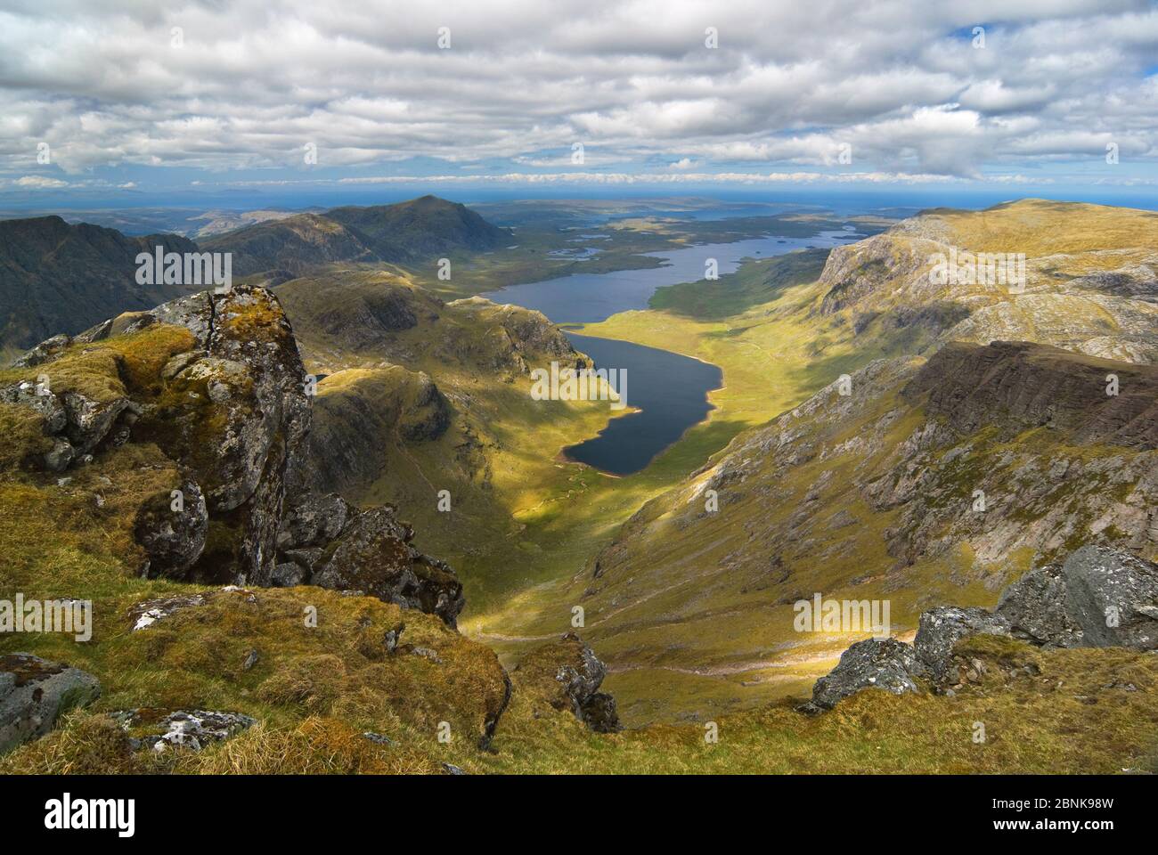 Blick von einem 'Mhaighdean mit Blick auf Fionn Loch. Highlands Highlands von Schottland, UK, Januar 2016. Stockfoto
