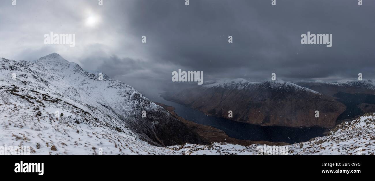 Panoramablick von Ben Starav und dunkle Wolken, Highlands von Schottland, Großbritannien, UK, März 2016. Stockfoto