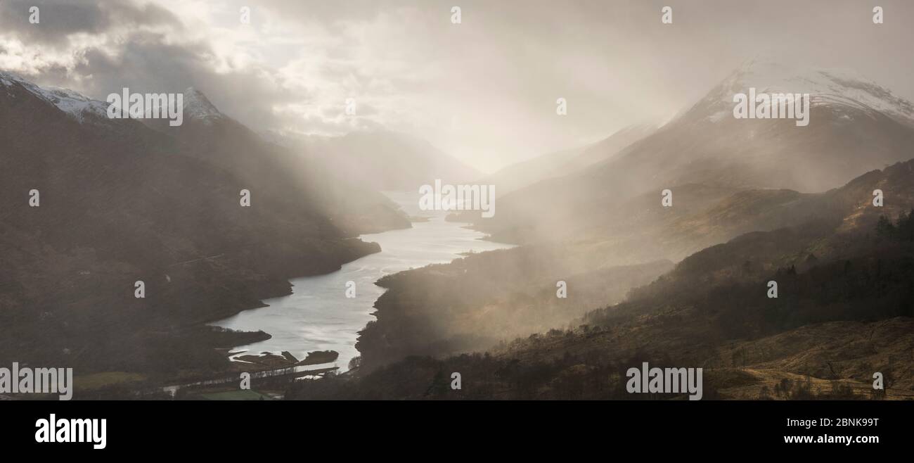Blick auf Loch Leven mit Wellen von Licht, Glencoe, Highlands von Schottland, Großbritannien, UK, März 2016. Stockfoto
