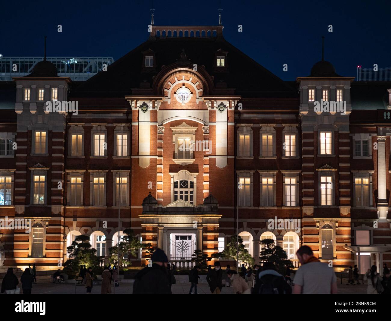 Tokio, Japan 1.2.20: Die Fassade des berühmten Backsteingebäudes des Bahnhofs von Tokio bei Nacht Stockfoto