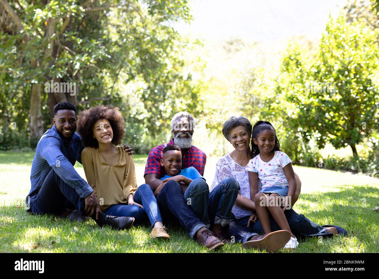 Multi-Generation-gemischte Rennfamilie genießen ihre Zeit in einem Garten Stockfoto