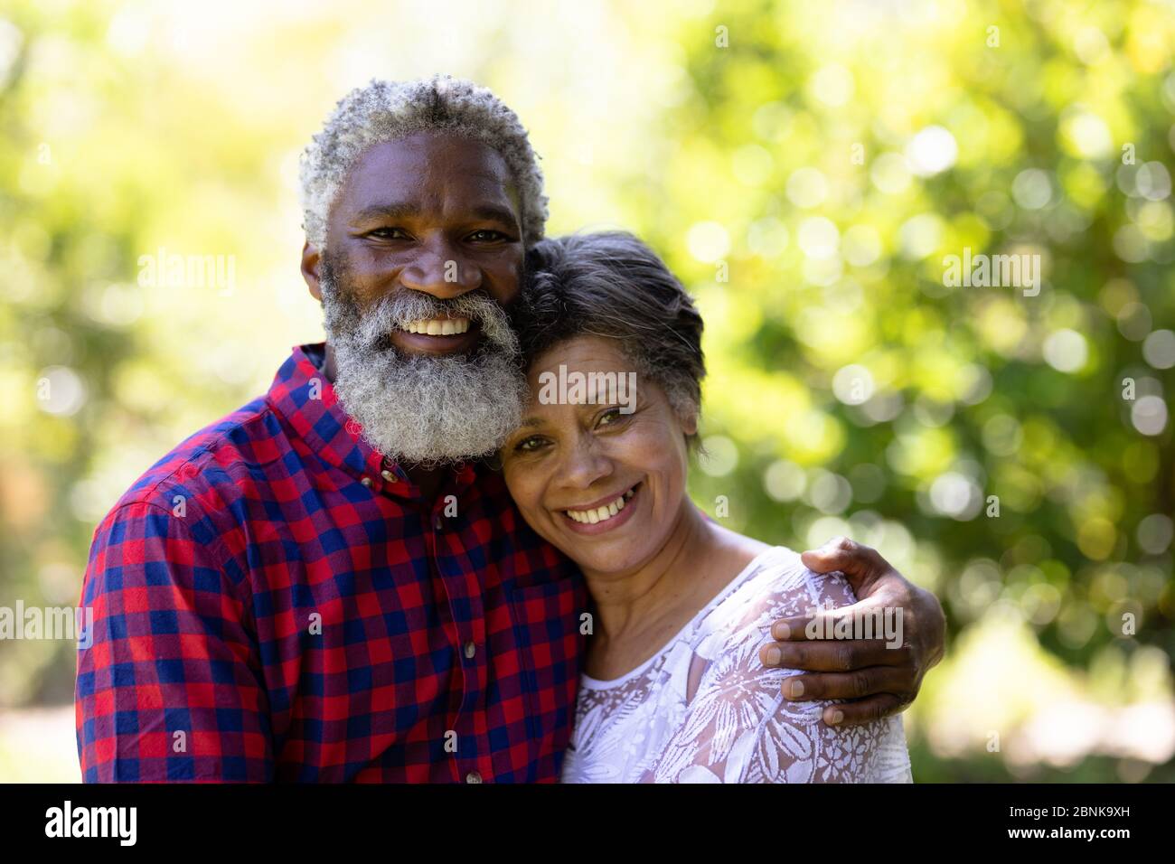 Porträt eines älteren gemischten Rennpaares, das seine Zeit im Garten genießt Stockfoto
