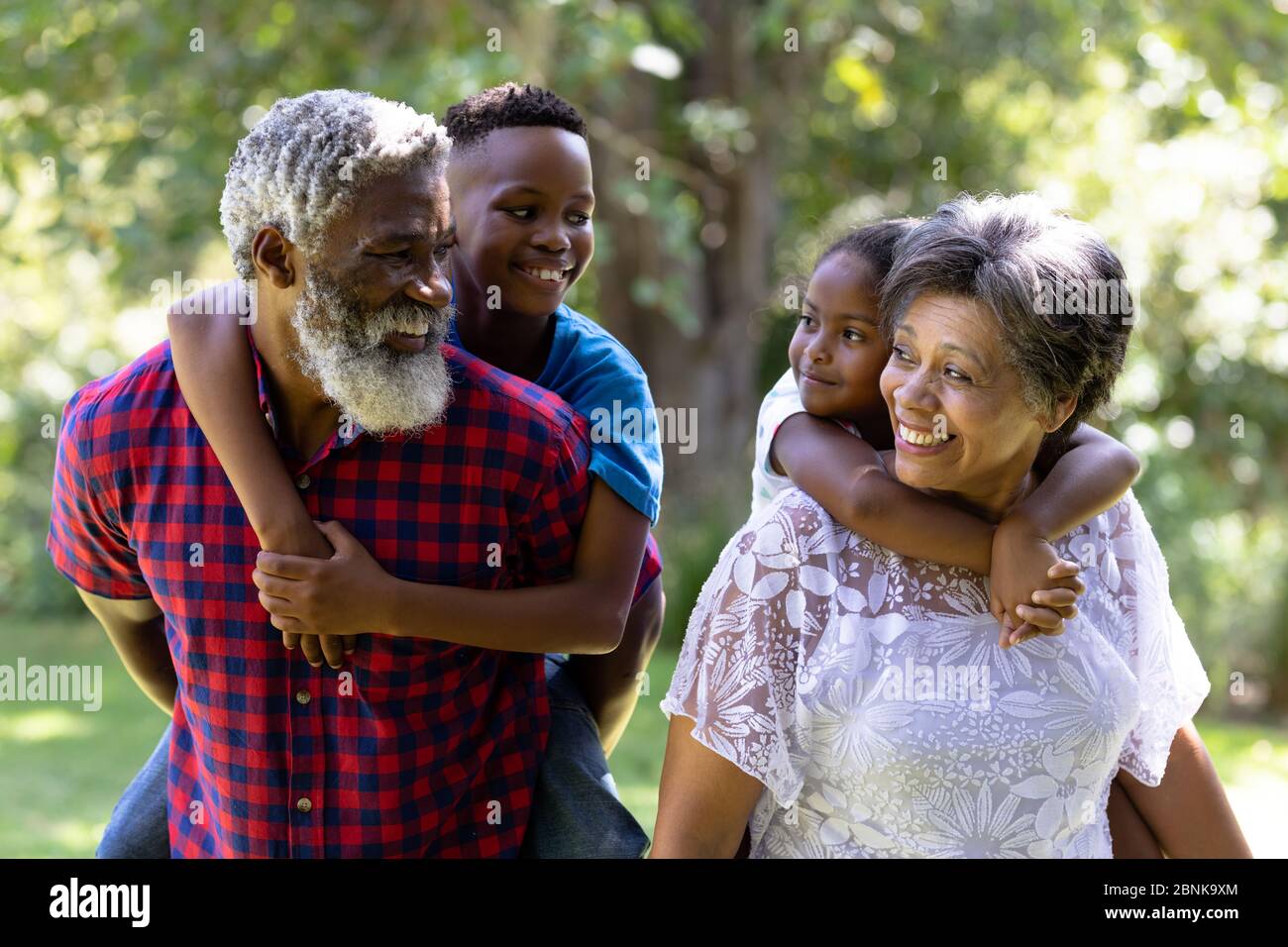 Ältere gemischte Rennpaar genießen ihre Zeit im Garten Stockfoto