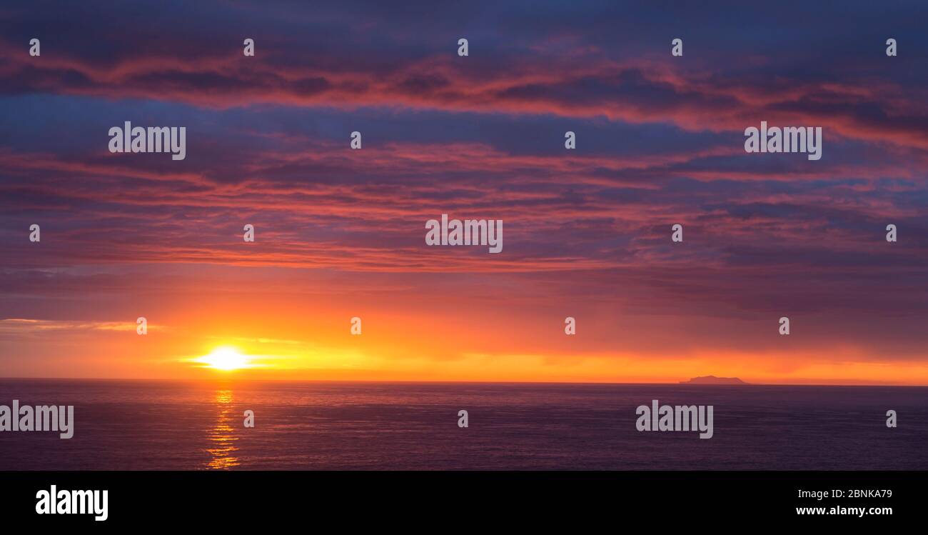 Sonnenuntergang über Foula, Shetland, Schottland Stockfoto
