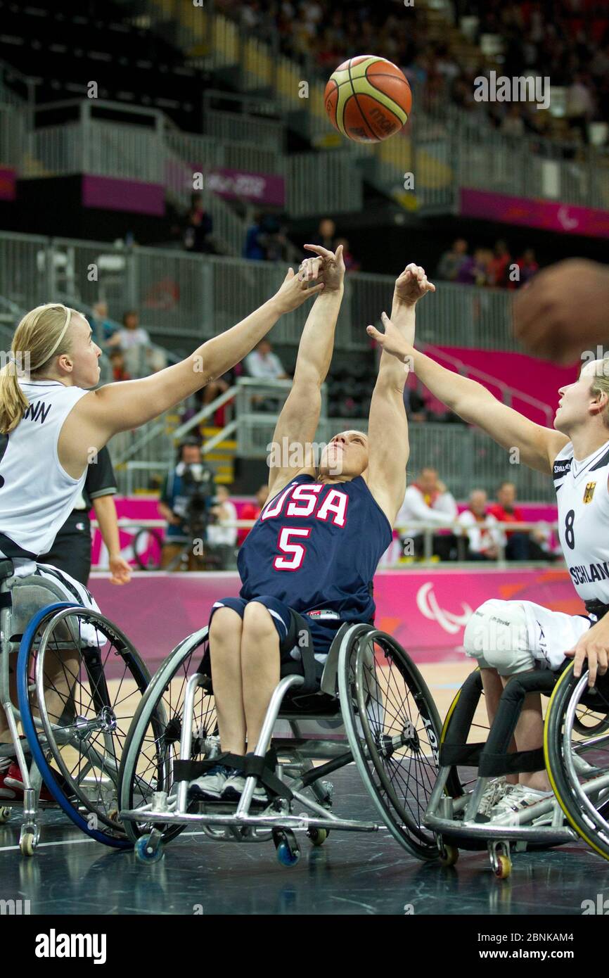London England, USA, September 1 2012: Darlene Hunter of the United States will bei den Paralympics 2012 in London eine Erholung zwischen zwei deutschen Spielern bei einem Frauen-Rollstuhl-Basketballspiel. ©Bob Daemmrich Stockfoto