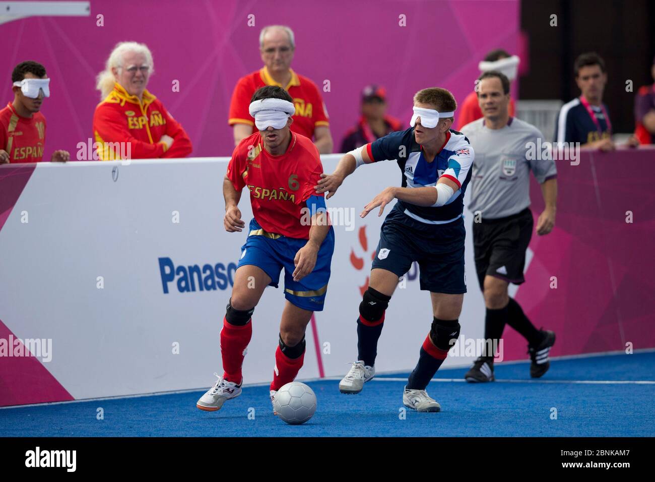 London England, 1. September 2012: Mannschaften aus Spanien (rot) und Großbritannien (blau) treffen sich im Fünfer-gegen-Seite-Fußball, bei dem Spieler mit verbundenen Augen einen Fußball bei den Paralympics in London verfolgen. ©Bob Daemmrich Stockfoto