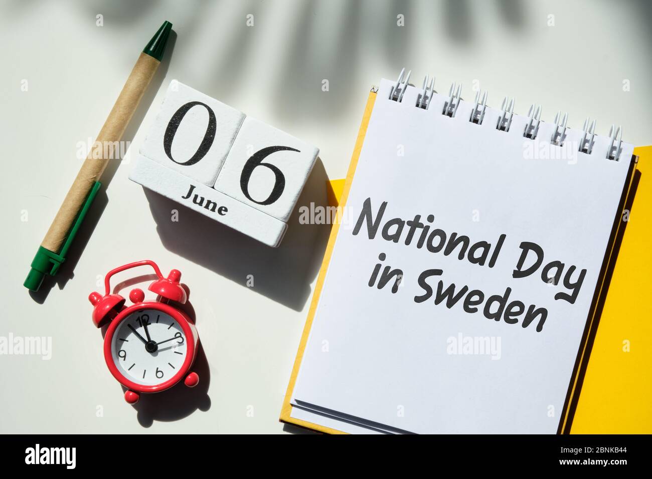 Nationalfeiertag in Schweden 06 Sechster juni Monat Kalenderkonzept auf Holzblöcken. Nahaufnahme. Stockfoto
