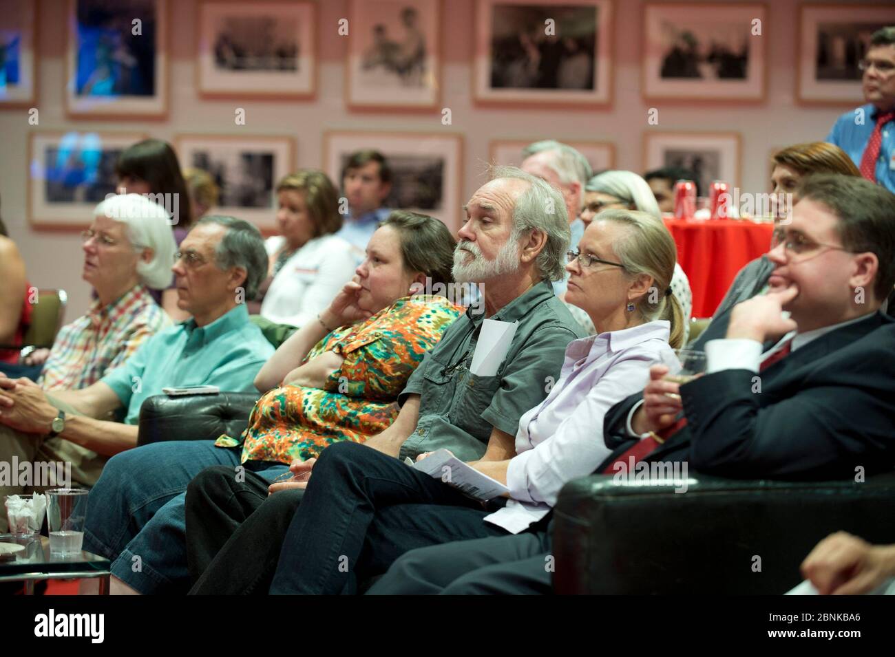 Austin, Texas, USA, 4. Oktober 2012: Central Texans beobachten aufmerksam die erste Mitt Romney-Barack Obama-Präsidentschaftsdebatte im Fernsehen aus dem 10. Stock der Lyndon Baines Johnson (LBJ) Presidential Library. ©Bob Daemmrich Stockfoto