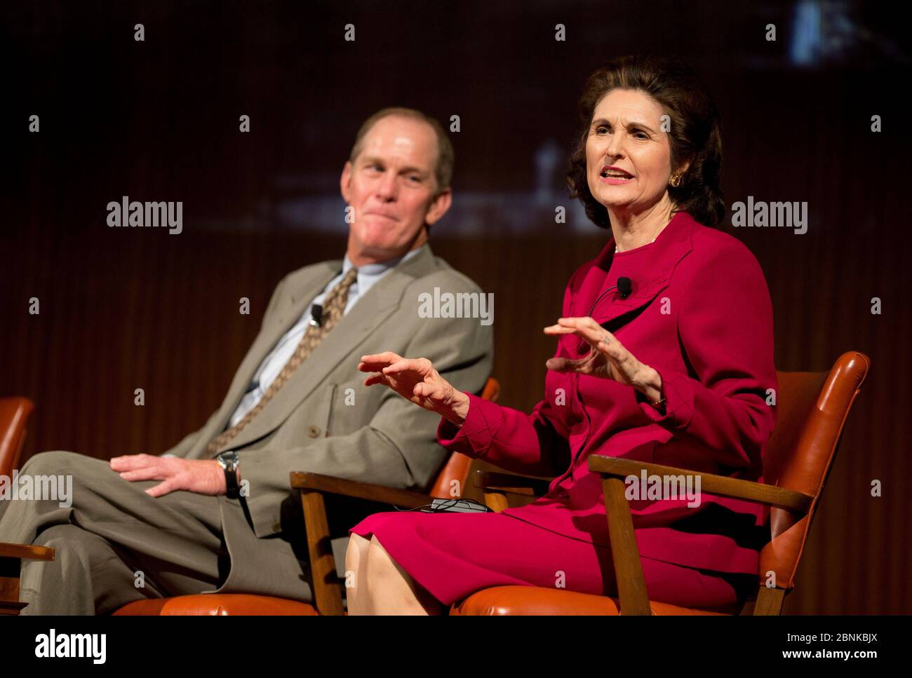 Austin Texas, USA, November 15 2012: Lynda Bird Johnson Robb (rechts), Tochter der ehemaligen USA Präsident Lyndon Johnson und Lady Bird Johnson sprechen über das Leben im Weißen Haus als Teil der USA First Children diskutieren ihr Leben im Rahmen eines Tagesseminars in der LBJ Library. Steve Ford, Sohn des ehemaligen Präsidenten Gerald Ford und Betty Ford, hört zu. ©Bob Daemmrich Stockfoto