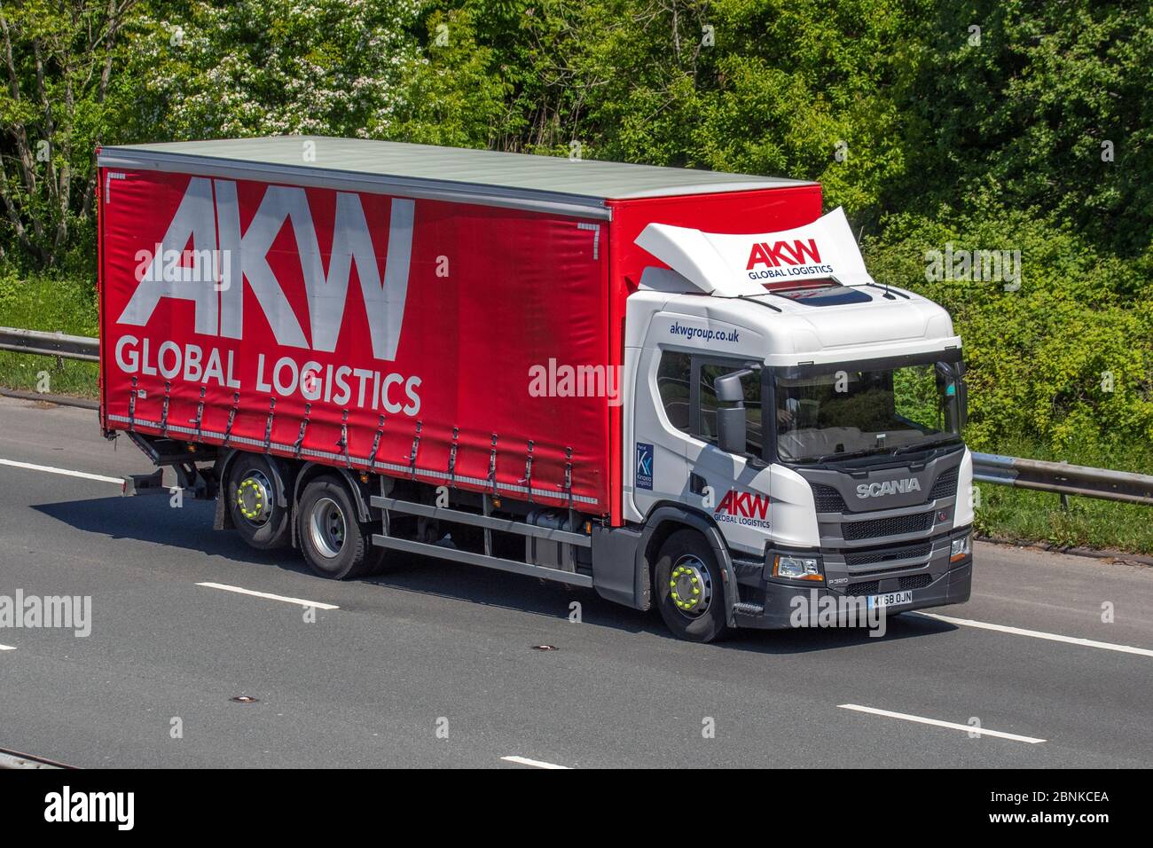 AKW GLOBAL LOGISTICS; Spedition Lieferwagen, LKW, Transport, LKW, Frachtführer, Scania Vorhang-seitigen LKW, Curtainsider, Anhänger, Tautliner Fahrzeug, europäischen kommerziellen Transport, Industrie, M6 in Manchester, Großbritannien Stockfoto