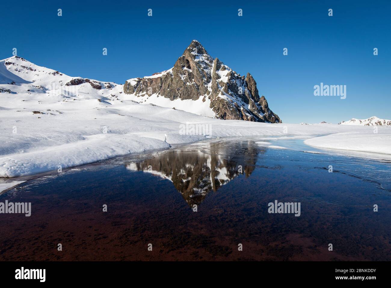 Winterlandschaft mit einem schönen schneebedeckten Berg in einem See reflektiert Stockfoto
