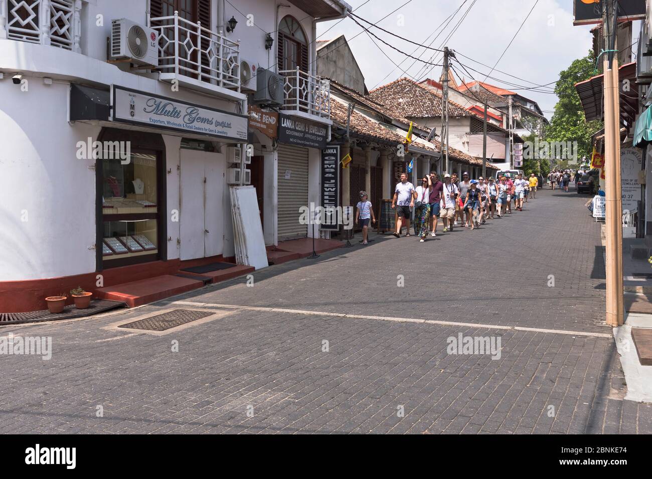dh Geschäfte auf der Straße GALLE FORT SRI LANKA ASIEN Tourist Geführte Tour Menschen führen Touristen Ausflug Stockfoto