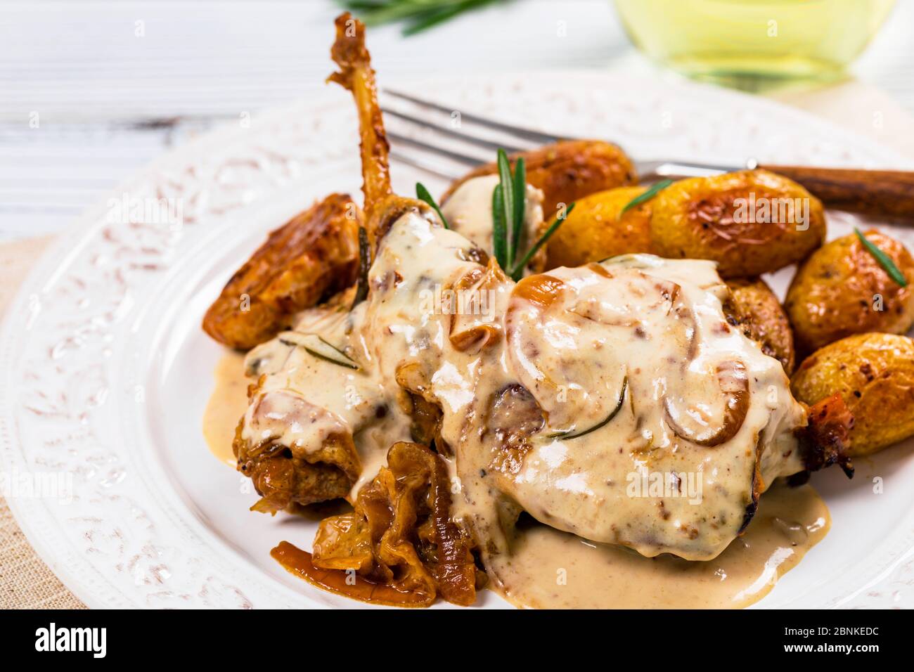 Gebratenes Kaninchenfleisch mit Rosmarin in Sour Cream Sauce und Kartoffel Stockfoto