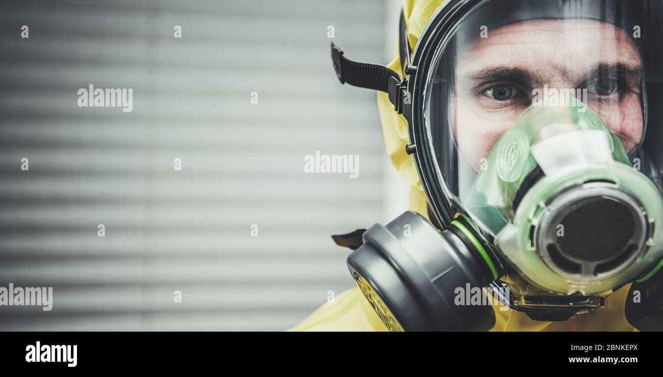 Nahaufnahme Des Kaukasischen Mannes Stehend Beobachtung Und Tragen Gefahrstoffanzug Und Gasmaske. Stockfoto