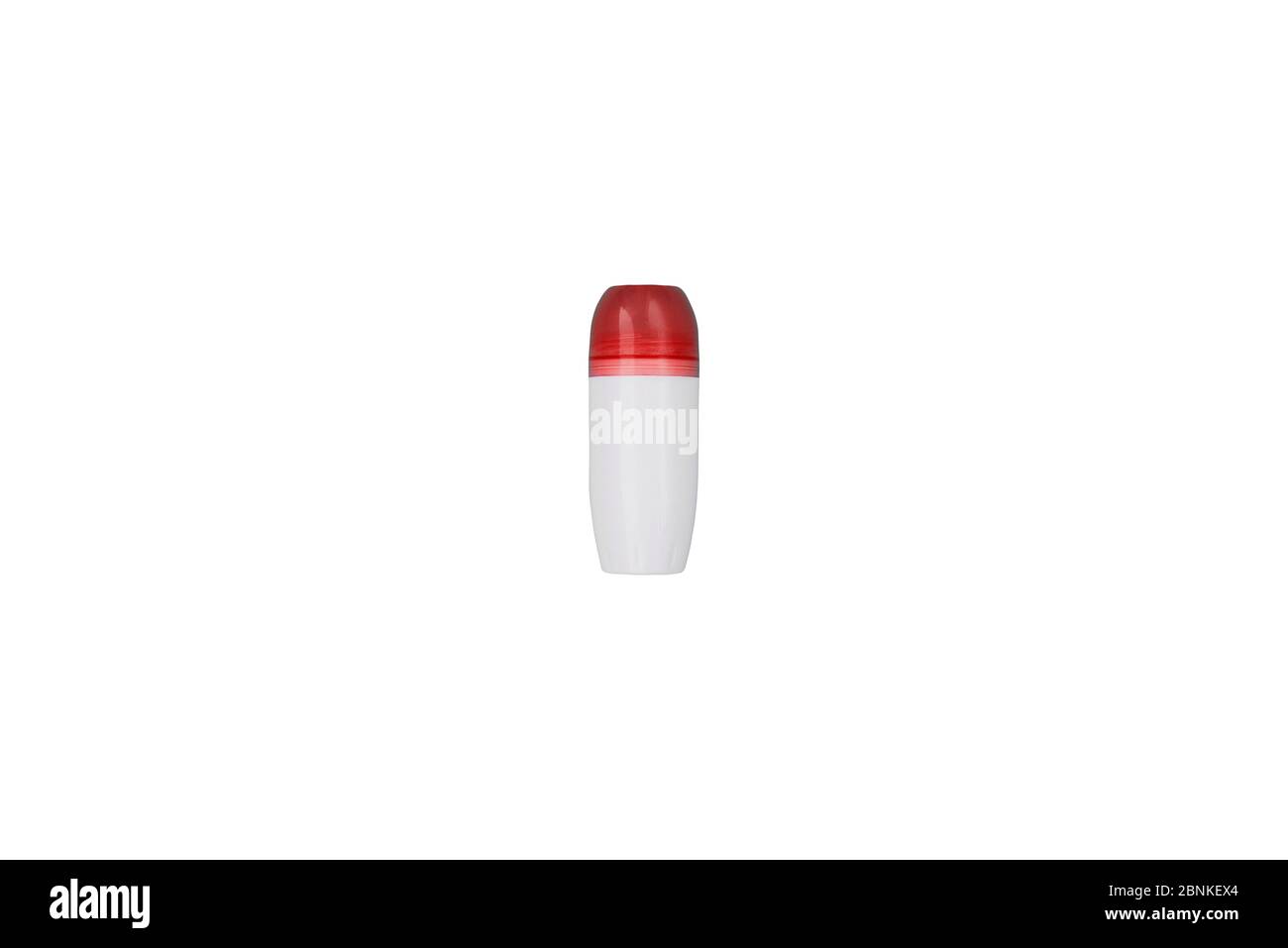 Kleine Plastikflasche mit rotem Deckel, isoliert auf weißem Hintergrund. Stockfoto
